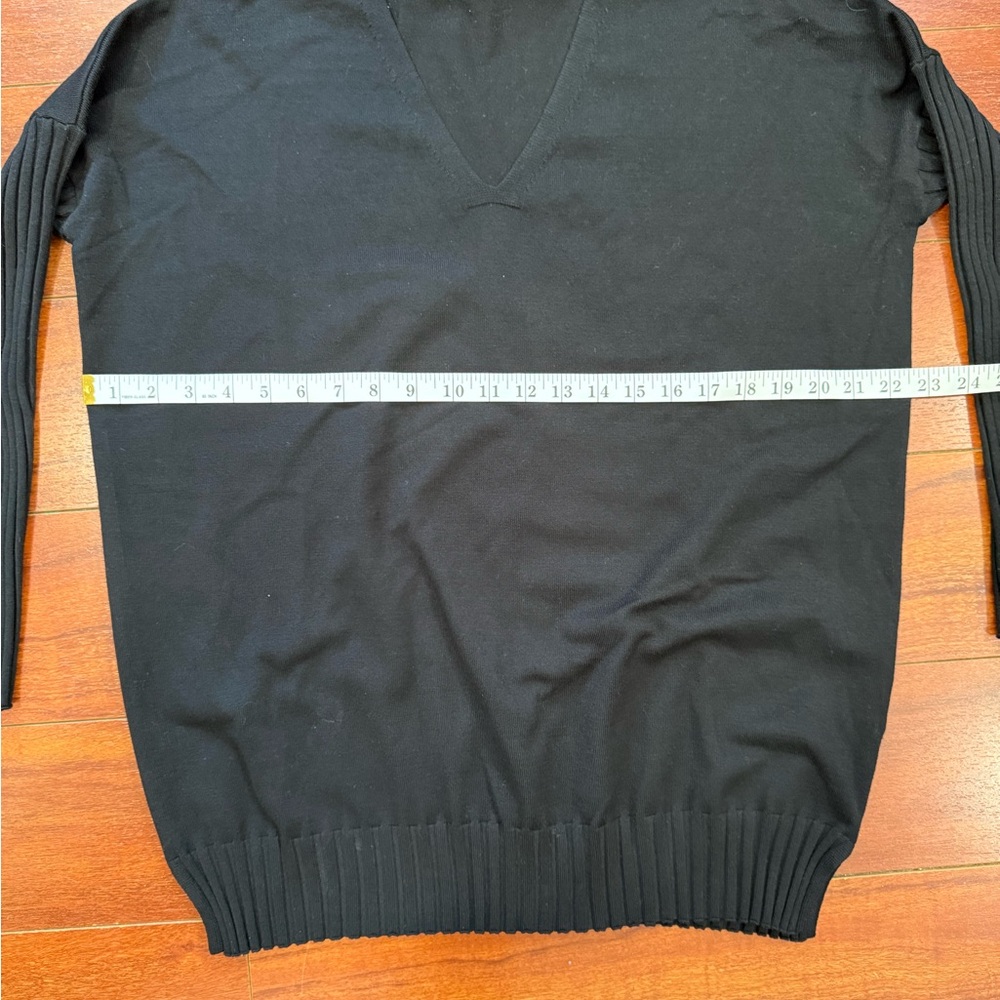 Black V-Neck Sweater with Relaxed Fit and Ribbed Sleeves - Picture 6 of 9